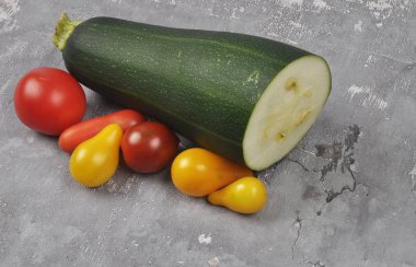 Domates ve kabak conccrete üzerinde