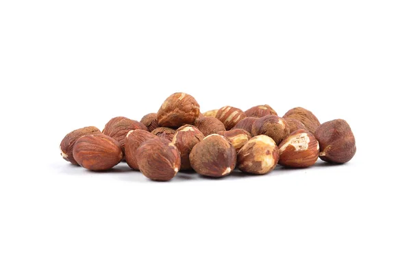 Hasselnötter på vit bakgrund — Stockfoto