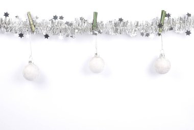 Beyaz üzerine baubles ile Noel çelenk