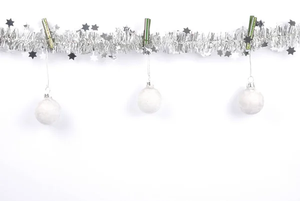 Weihnachtsgirlanden mit Christbaumkugeln auf weiß — Stockfoto