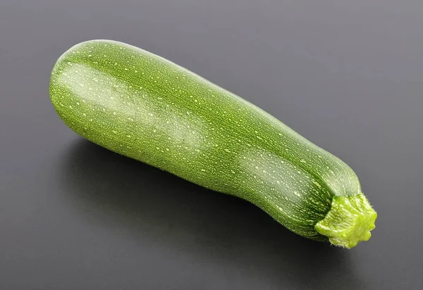 Zucchine su sfondo nero — Foto Stock
