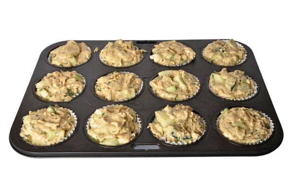 Sartén para hornear con muffins vegetales crudos aislados — Foto de Stock