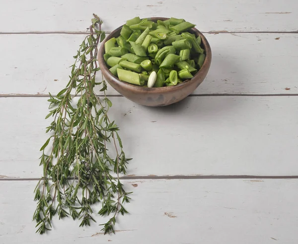 Frijoles y ajedrea sobre madera — Foto de Stock