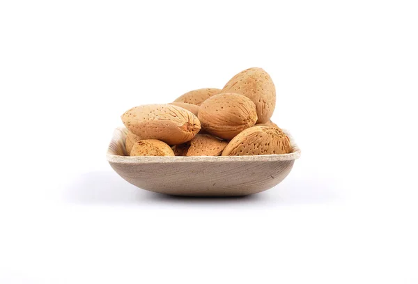 Las almendras en tazón sobre blanco — Foto de Stock