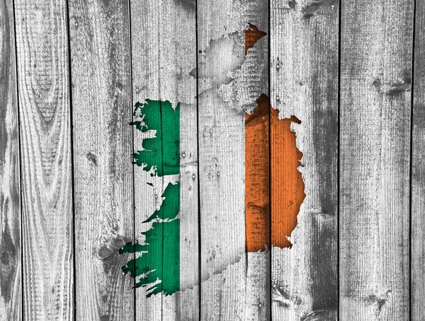 Kaart en vlag van Ierland op verweerd hout — Stockfoto