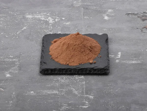 Poudre de cacao sur schiste et béton — Photo