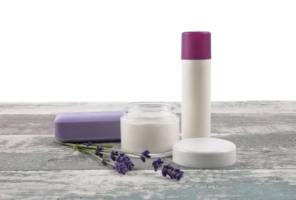 Cosmetische producten en lavendel op verweerd hout — Stockfoto