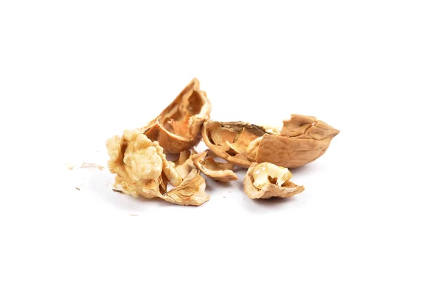 Nueces agrietadas con concha sobre blanco — Foto de Stock