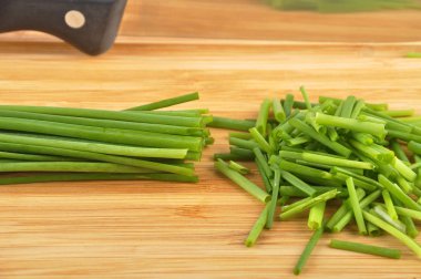 Frenk soğanı bıçağını ve izole kesme tahtası