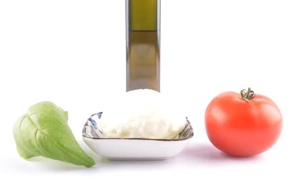 Mozzarella, basilic, huile d'olive et tomate sur blanc — Photo