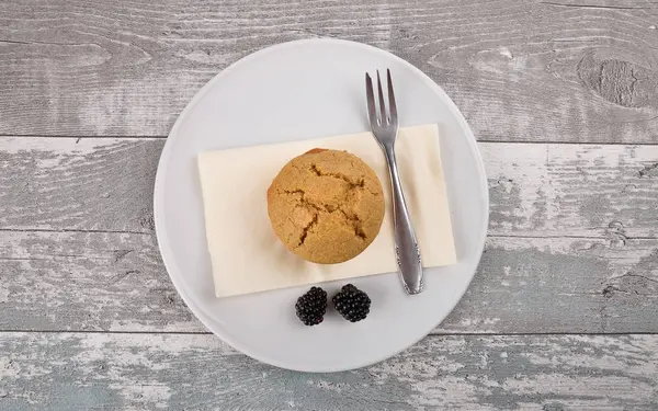 Muffin auf Platte und verwittertem Holz — Stockfoto