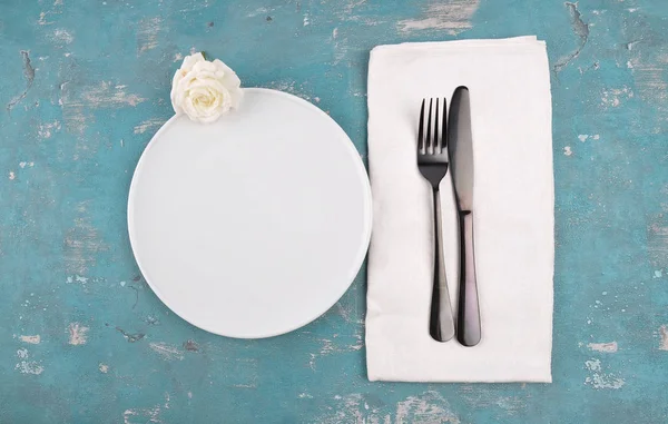 White rose and table setting on weathered background — Stock Photo, Image