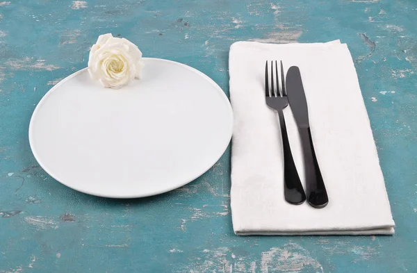 White rose and table setting on weathered background — Stock Photo, Image