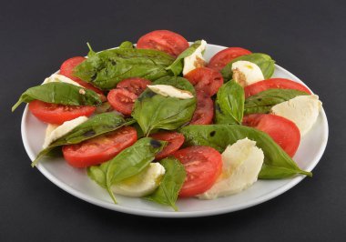 Siyah arka plan üzerine mozzarella çanak