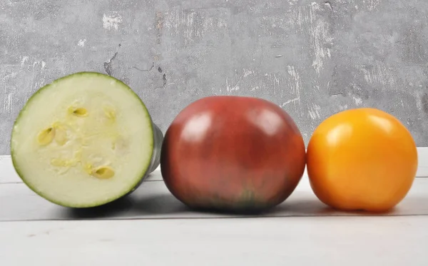 Tomater och zucchini på weathered trä — Stockfoto