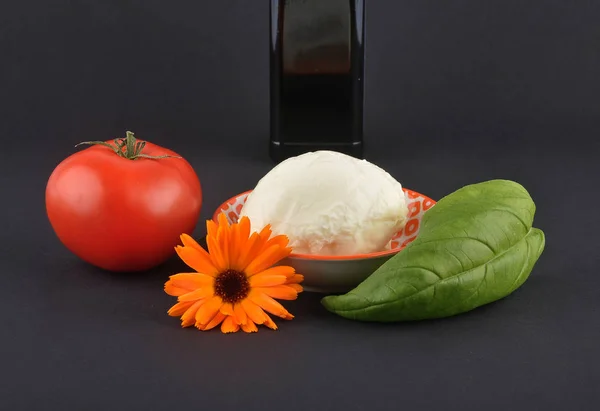 モッツァレラチーズ、バジル、オリーブ オイル、黒トマト — ストック写真