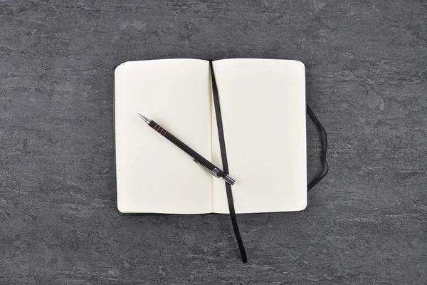 Notebook en pen op leisteen — Stockfoto