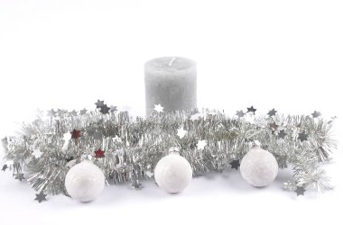 Noel çelenk, mum ve baubles beyaz