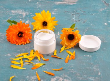 Doğal kozmetik ve yıpranmış Beton üzerinde ortak kadife çiçeği