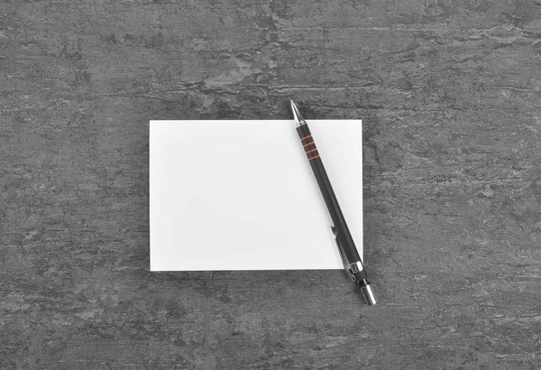 Памятка и ручка на листе — стоковое фото