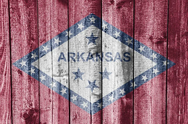 古い木造の壁にアーカンソー州の旗 — ストック写真