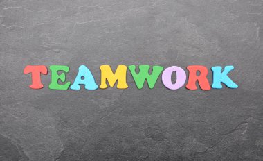 Tahtadaki renkli harflerden bir terim