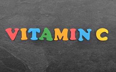 Tahtadaki renkli harflerden bir terim