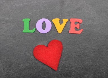 Tahtadaki renkli harflerden bir terim