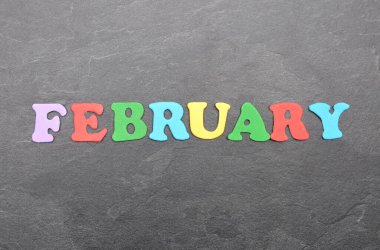 Tahtadaki renkli harflerden bir terim