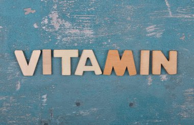 Yıpranmış beton üzerindeki ahşap harflerden bir terim.