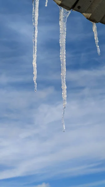 Icicles Hang Metal Roof Melt Blue Sky — Stock Photo, Image