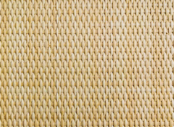 sigara izmaritleri gri bir arka planda örülmüş bambu 