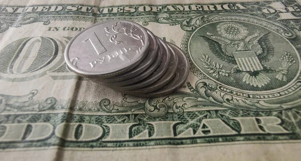 Uma Pilha Moedas Rublo Russas Fundo Uma Nota Dólar Americano — Fotografia de Stock