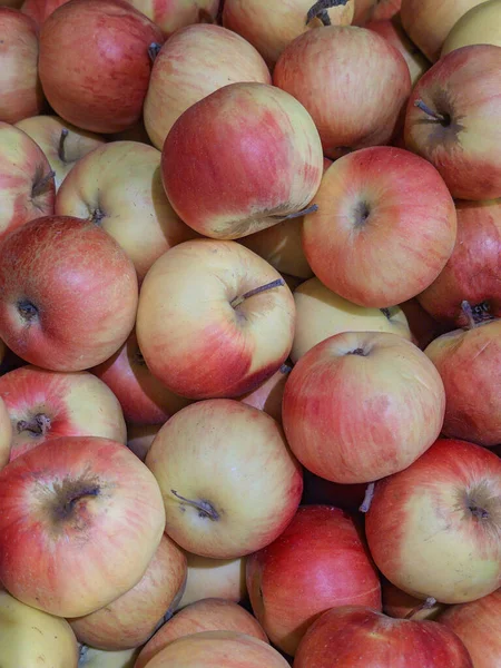 Bir sürü taze kırmızı elma, yakın plan..