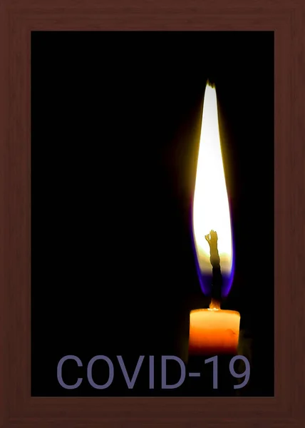 Çerçevede siyah bir arkaplanda yanan bir mum