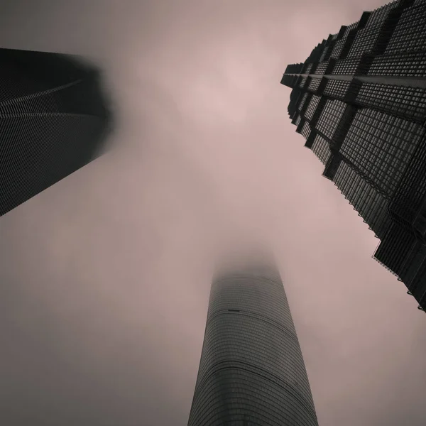 Rascacielos y nubes — Foto de Stock