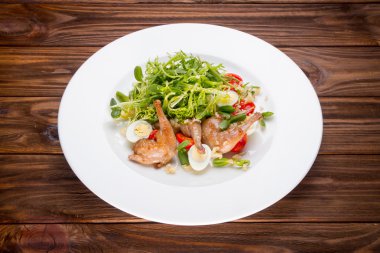 Bir rustik ahşap ortamda pişmiş bıldırcınlar