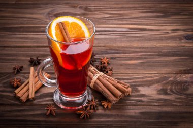 Tarçın ve anason ahşap backgro üzerinde mulled şarap cam