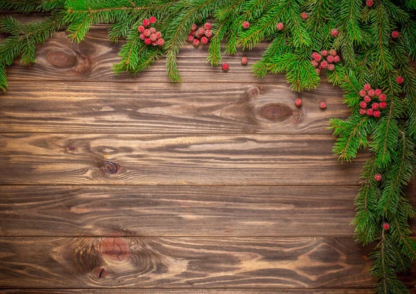 Abeto de Navidad sobre fondo de madera — Foto de Stock