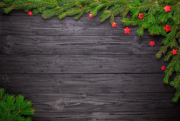 Spar kerstboom op zwarte houten achtergrond — Stockfoto