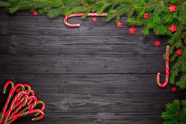 Spar kerstboom op zwarte houten achtergrond — Stockfoto