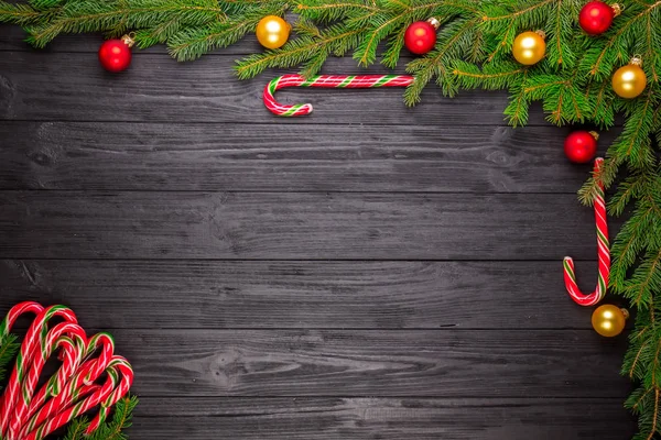 Abeto de Navidad sobre fondo de madera negro — Foto de Stock