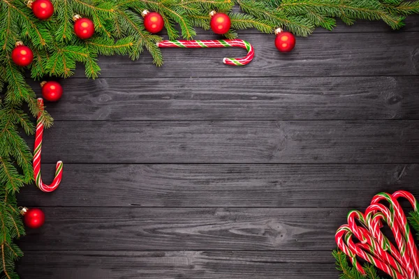 Spar kerstboom op zwarte houten achtergrond — Stockfoto