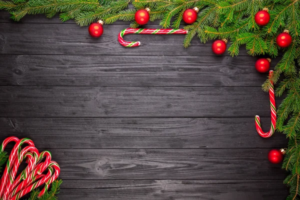 Spar kerstboom op zwarte houten achtergrond — Stockfoto