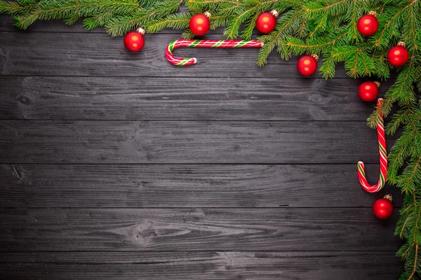 Árvore de abeto de Natal em fundo de madeira preto — Fotografia de Stock