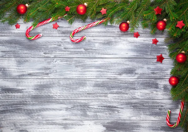 Abeto de Navidad sobre fondo de madera — Foto de Stock