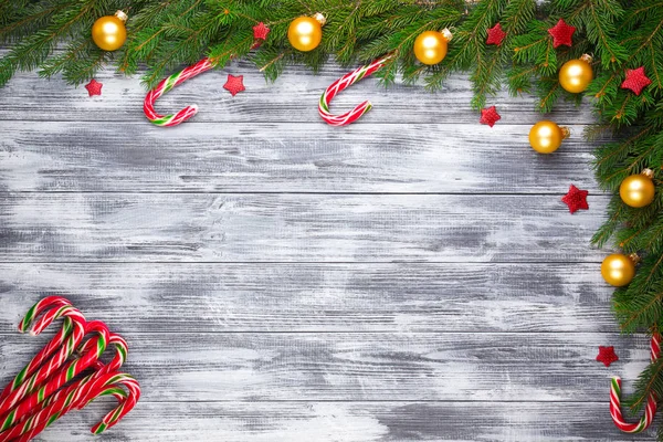 木製の背景上のクリスマスのモミの木 — ストック写真