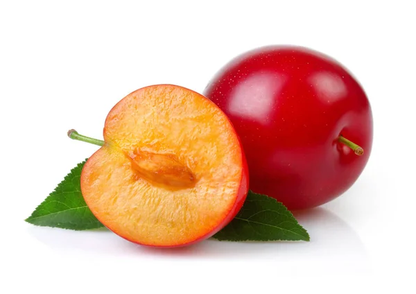 Red plum fruit with green leaves and slice isolated — Stock Photo, Image