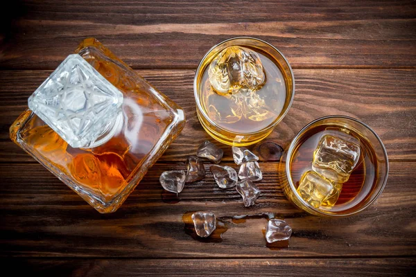 Dekanter und zwei Gläser mit Eis und Whiskey — Stockfoto