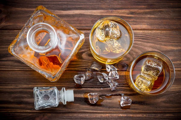 Dos vasos con hielo y whisky —  Fotos de Stock